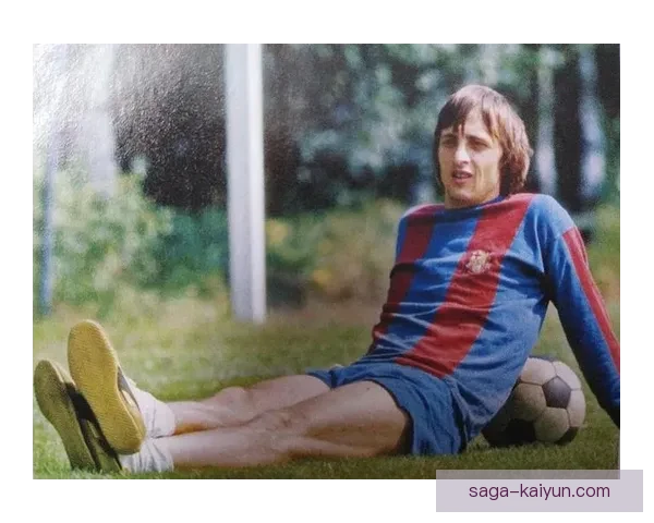 克鲁伊夫足球美学再现，战术创新与球员素养的结合逐步提升