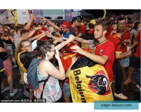 意大利球迷蒂福西助威声势持续提升，主场氛围持续提升